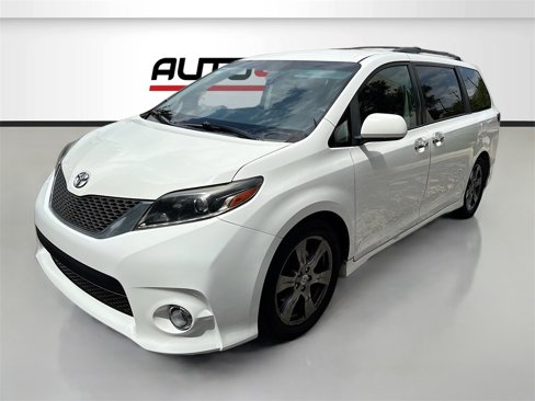Used 2017 Toyota Sienna SE image 3