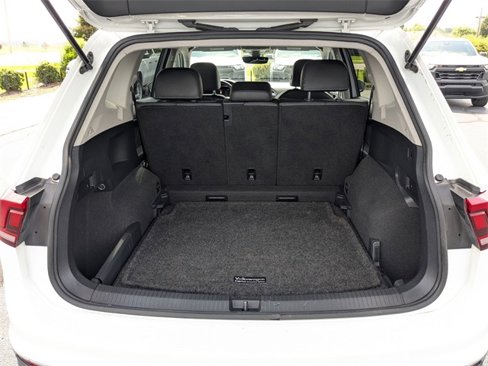 Used 2022 Volkswagen Tiguan SE image 32