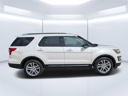 Used 2017 Ford Explorer XLT w/ Equipment Group 202A image 2