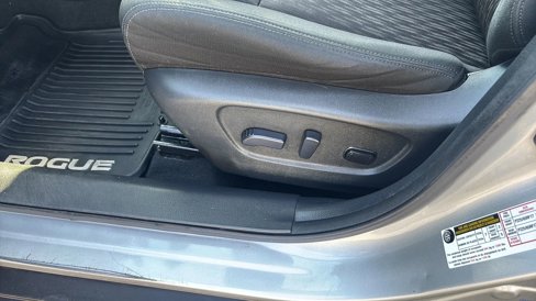 Used 2017 Nissan Rogue SV w/ SV Family Package image 29
