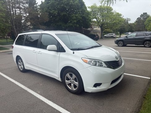 Used 2014 Toyota Sienna LE image 1
