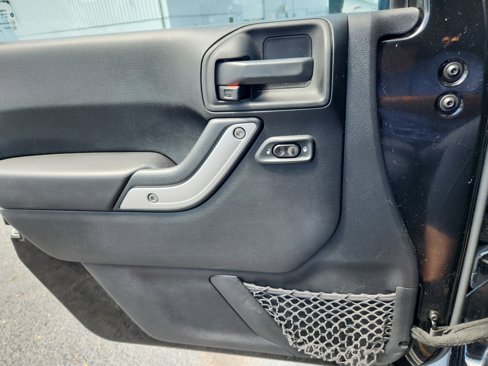 Used 2015 Jeep Wrangler Unlimited Sahara w/ Connectivity Group image 13