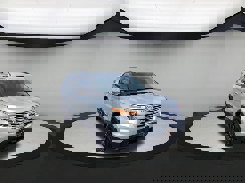 Used 2015 Ford Explorer XLT w/ Equipment Group 202A image 2