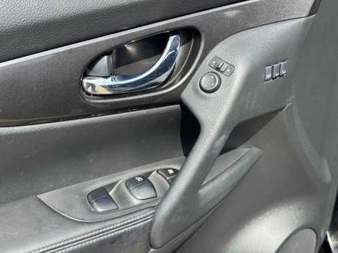 Used 2020 Nissan Rogue SV w/ Premium Package image 5
