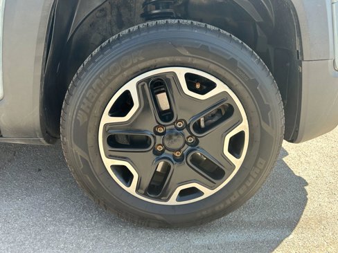 Used 2015 Jeep Renegade Trailhawk image 32