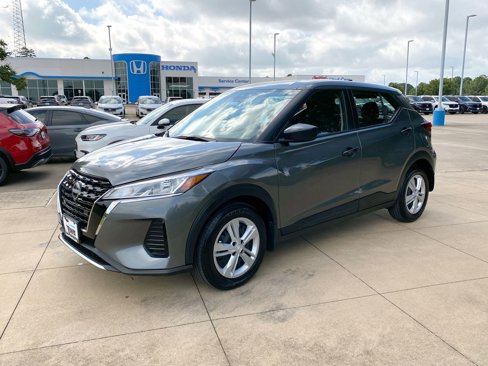 Used 2025 Nissan Kicks Play S image 3