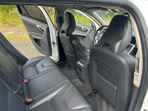 Used 2016 Volvo V60 T5 Cross Country image 15