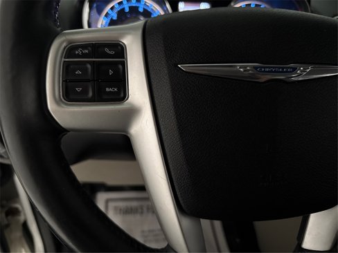 Used 2015 Chrysler Town & Country Touring-L image 22