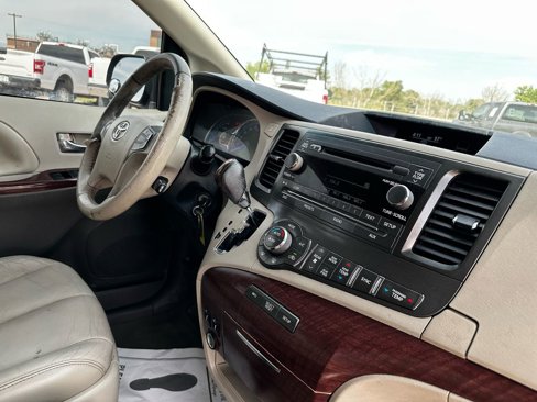 Used 2012 Toyota Sienna XLE image 17