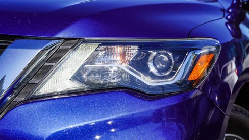 Used 2020 Nissan Pathfinder SV image 2