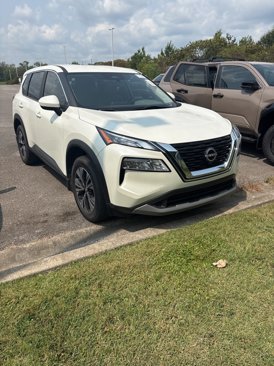 Used 2023 Nissan Rogue SV image 3