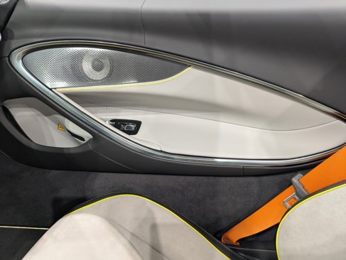 Used 2025 McLaren Artura Spider image 16