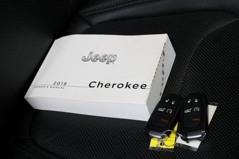 Used 2019 Jeep Cherokee Limited image 24
