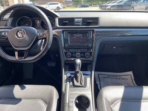 Used 2018 Volkswagen Passat 2.0T SE image 13