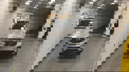 Certified 2025 Volvo XC40 B5 Core image 1