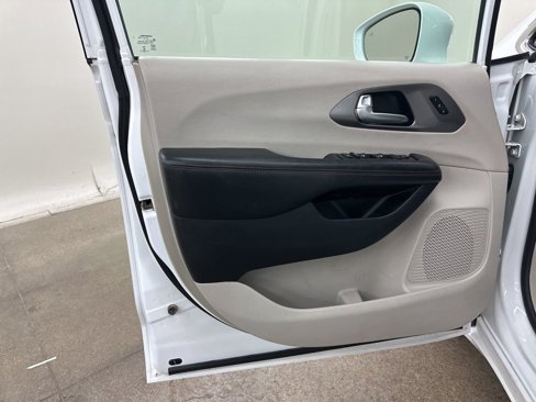 Used 2020 Chrysler Pacifica Touring-L image 27