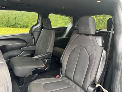 Used 2018 Chrysler Pacifica Touring Plus w/ S Appearance Package image 12