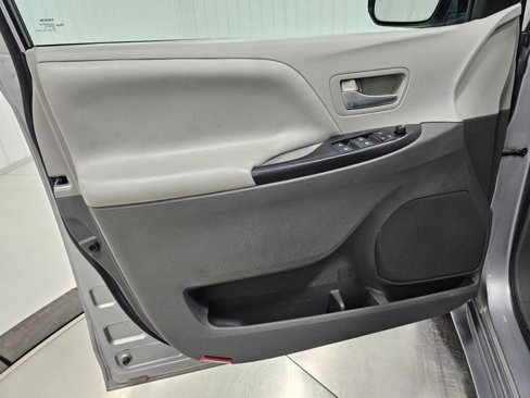 Used 2015 Toyota Sienna LE image 22