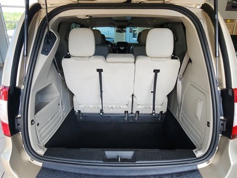 Used 2014 Chrysler Town & Country Touring image 39