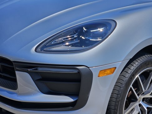 Certified 2025 Porsche Macan image 12