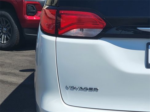 Used 2022 Chrysler Voyager LX image 8