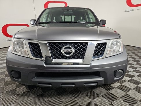 Used 2017 Nissan Frontier SV image 2