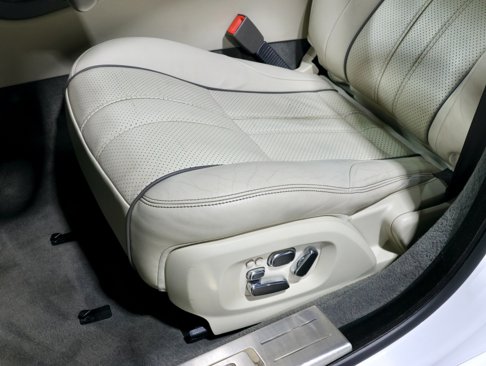 Used 2013 Jaguar XJ image 69