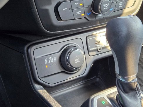 Used 2018 Jeep Renegade Latitude image 25