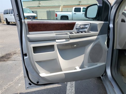 Used 2010 Chrysler Town & Country Touring image 20