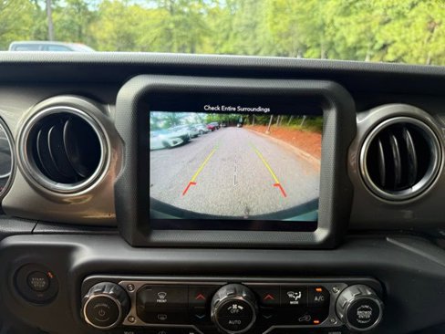 Used 2018 Jeep Wrangler Unlimited Sahara image 10