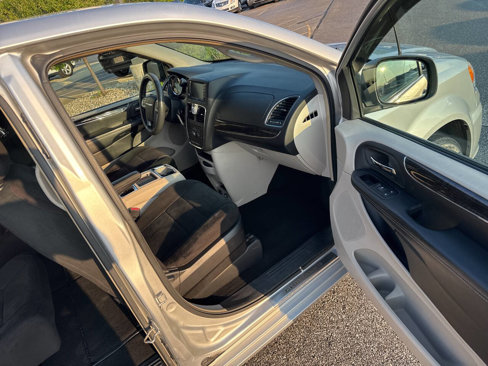 Used 2011 Chrysler Town & Country Touring image 17