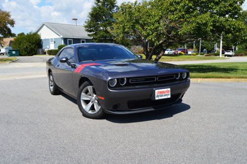 Used 2019 Dodge Challenger SXT image 2