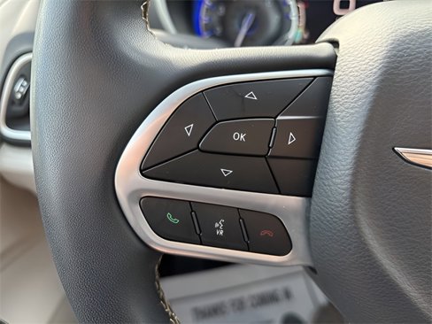 Used 2022 Chrysler Pacifica Touring-L image 10