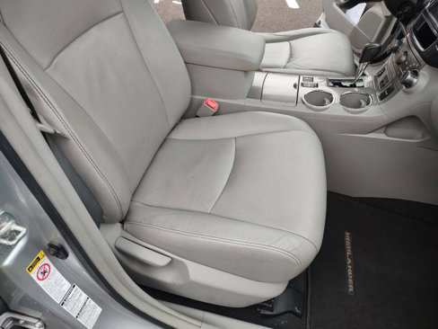 Used 2013 Toyota Highlander SE image 27