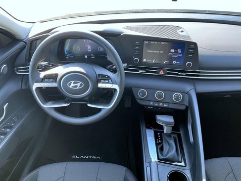 Certified 2025 Hyundai Elantra SE image 12