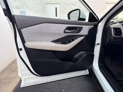 Used 2023 Nissan Rogue SV image 25