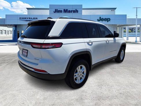 Used 2023 Jeep Grand Cherokee Laredo image 5