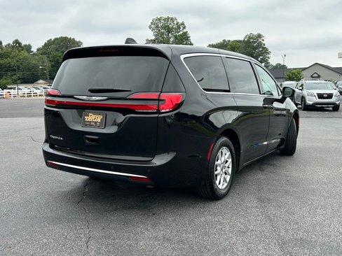 Used 2023 Chrysler Pacifica Touring-L image 5