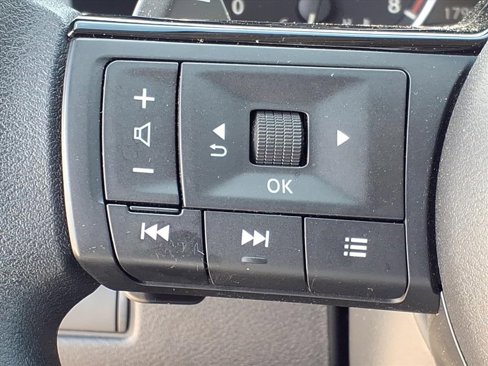 Used 2023 Nissan Rogue SV image 19