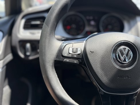 Used 2017 Volkswagen Golf SportWagen image 10
