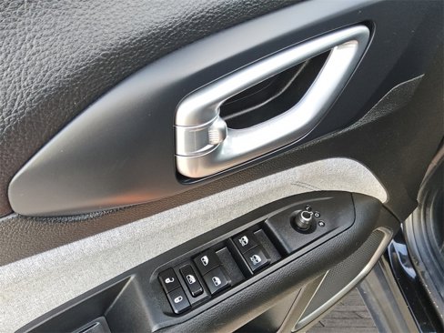Used 2023 Jeep Compass Latitude image 18