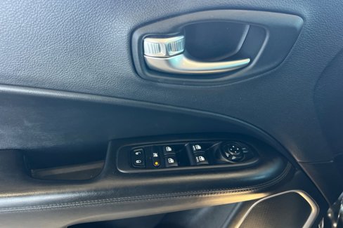 Used 2018 Jeep Compass Latitude w/ Popular Equipment Group image 8