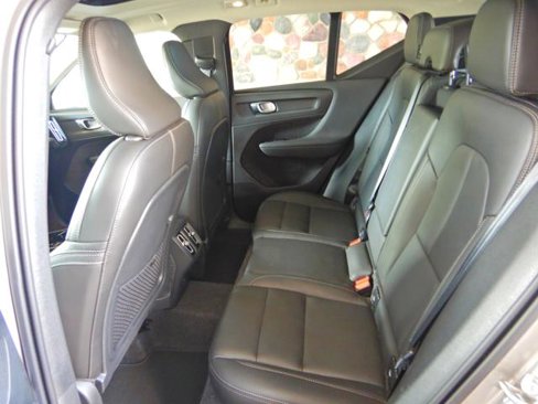Used 2025 Volvo XC40 B5 Plus image 12
