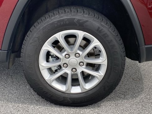 Used 2021 Jeep Grand Cherokee Laredo image 30
