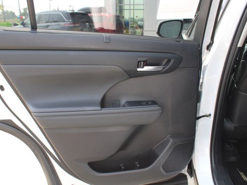 Used 2022 Toyota Highlander XLE image 24