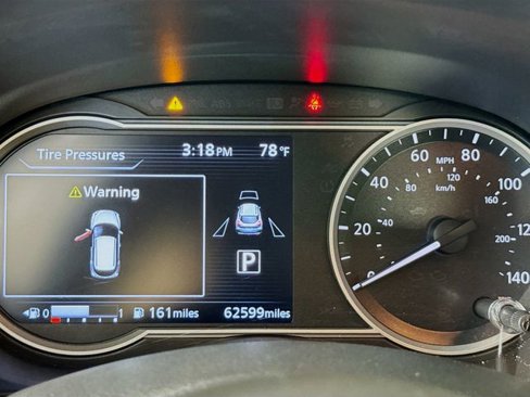 Used 2018 Nissan Kicks SR image 16