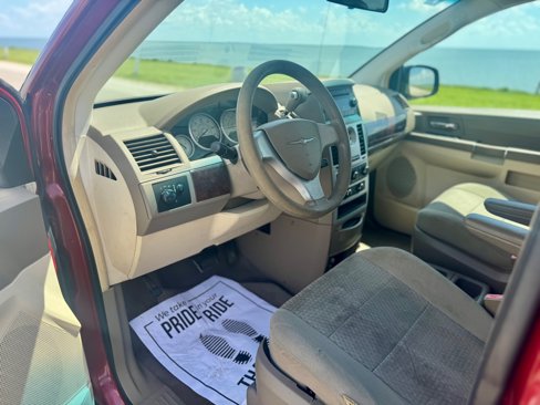 Used 2009 Chrysler Town & Country LX image 7