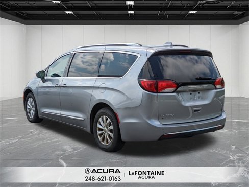 Used 2019 Chrysler Pacifica Touring-L image 3