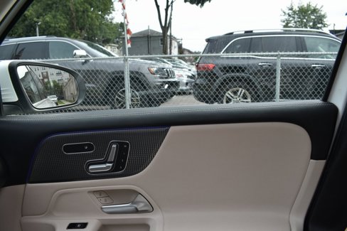 Used 2021 Mercedes-Benz GLB 250 4MATIC w/ Premium Package image 19