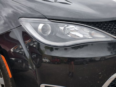 Used 2018 Chrysler Pacifica Touring-L Plus image 21
